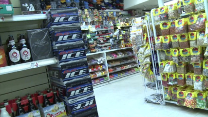 Best Butts: Safada puta recebe sua buceta perfurada em um supermercado
