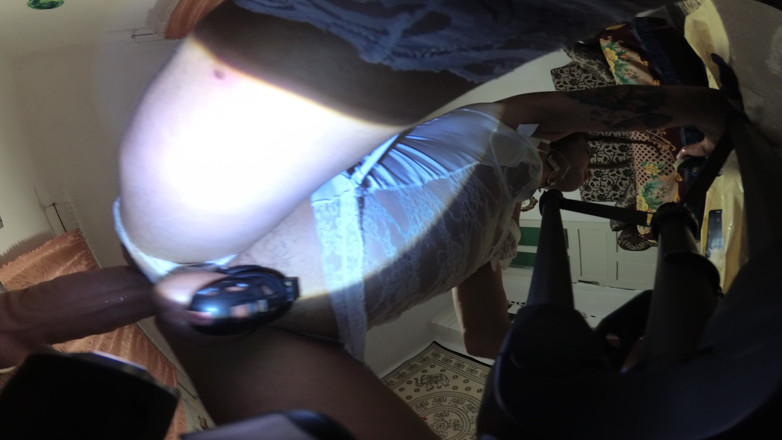 Sisssyl: 딜도에 달린 촉촉한 엉덩이