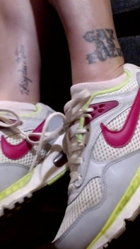 Sneakers e calze a caviglia