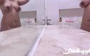 Priya Emma: Büyük memeli güzel Arap tombul evli kadın banyo yapıyor