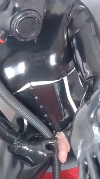 Чорний латекс і нова протигаз
