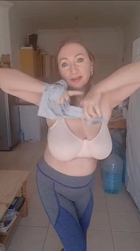 Tarian stip yang bagus... Akhirnya menari berbogel... Lihatlah bagaimana menari buah dada besar saya...