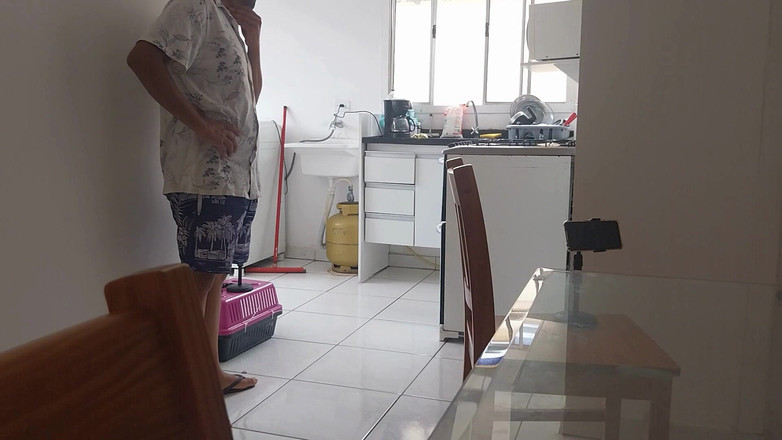 UtopianHumor507: Busig blondin som släpper för sina älskare.