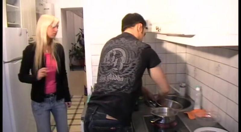 Femdom Austria: Domácí otrok musí uklidit kuchyň