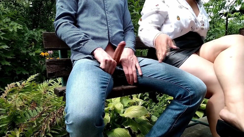 OurFetishLife: Risc! Și-a scos pula în fața unei mame sexy. Mami matură l-a...