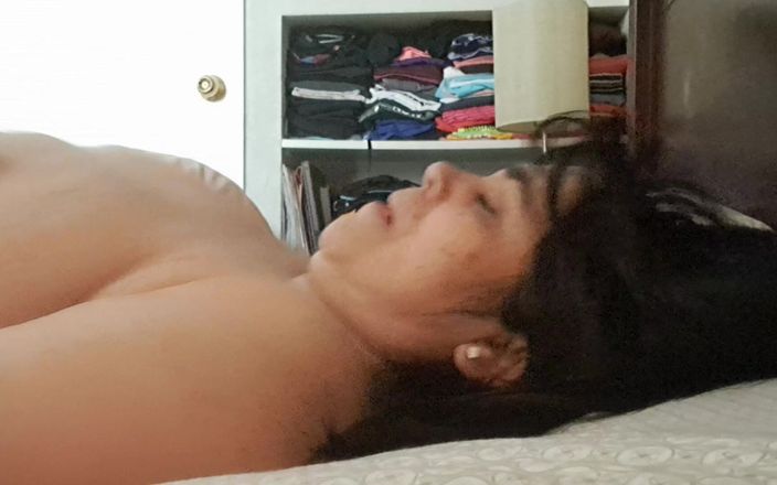 Mommy big hairy pussy: Fute-o, sunt o curvă în imaginație cu fiul meu vitreg.