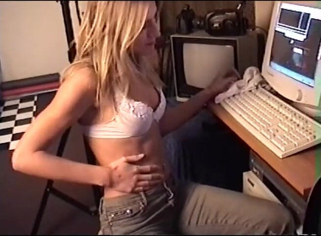 Flash Model Amateurs: She is feeling sexy after playing games