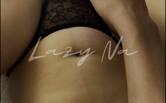 Lazy Na: उत्तेजित लड़की अपने दोस्त के सामने हस्तमैथुन करती है