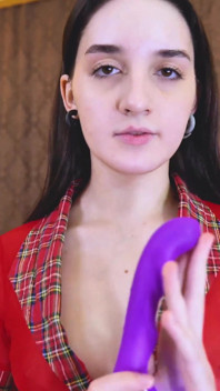 Masturbuje, zatímco starší muž se dívá