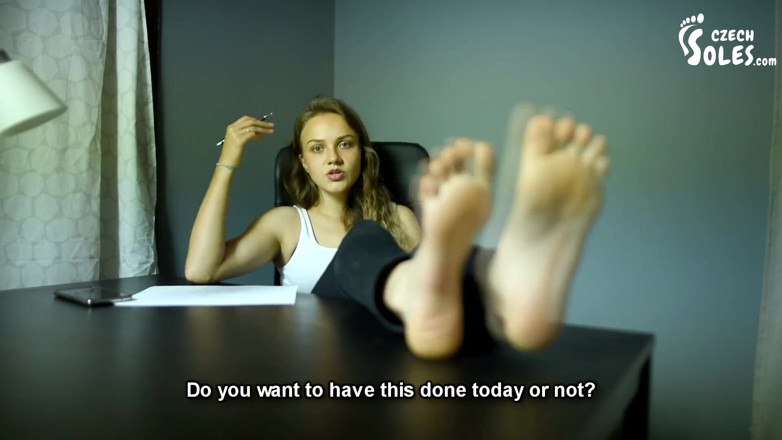 Czech Soles - foot fetish content: Piedi puzzolenti nel luogo di lavoro, punto di vista ignorare