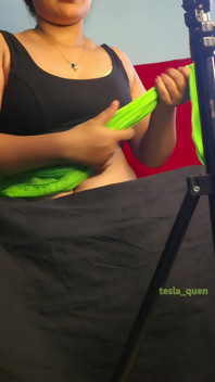 Sexy přítelkyně má romantický pozdní noční nahý videohovor se svým přítelem, prstění