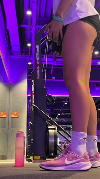 Riskantes Öffentliches Fitnessstudio-badezimmer - Gelbe Pisse &intensiver Orgasmus