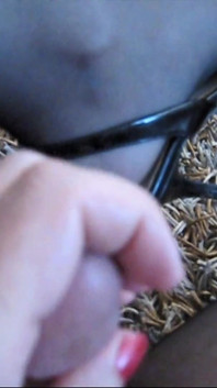 Dani jambe en collants noirs et jolie robe et Hills aux ongles vernis