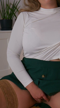 Elegantní milfka. Předsednické křeslo. Ruka pod mojí sukní