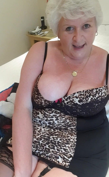 Uk Joolz: Berasa seksi? Fancy saya mengusik awak malam ini? Dapatkan zakar...