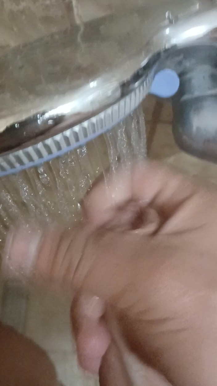 Cunda572: Masturbation sous la douche