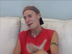 두 명의 사랑스러운 십대가 즐거운 남자의 자지를 따먹어