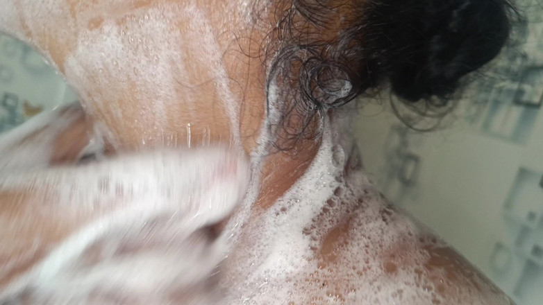 XtremeBabe: Una vera casalinga si fa un bagno