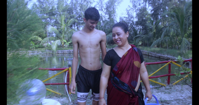 Bull Top 7: Indisches bhabi ka Pani mai thukai heißes indisches porno-video