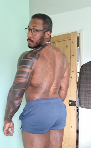 Amadeus: Australanka dělá tam kraťasy tak krátké!!