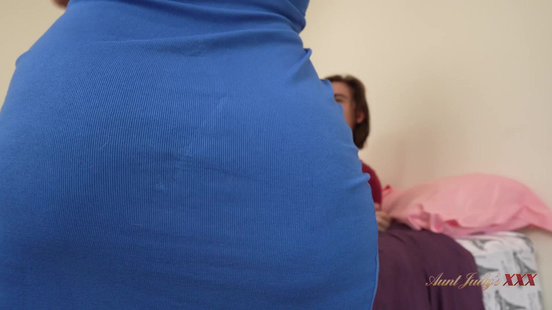 Aunt Judy's XXX: TetaJudysXXX - zralá MILF hospodyně Danni Jones nechá svého nájemce zaplatit...