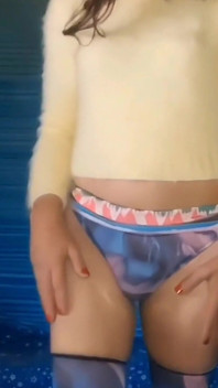 Dokuczanie i jazda Mój czarny dildo w My Yellow Jumper i Niebieskie pończochy