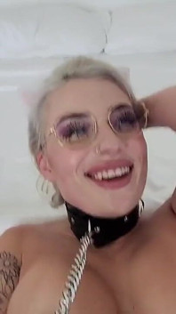 Kitty Dmarie, în lesă, este umplută cu ochelari după futai adânc