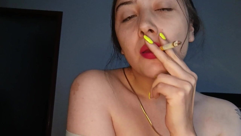 Golden domme: Sensual Smoking - Full HD 1080p Mp4