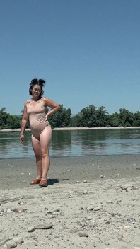 Tetovaná MILFka je překvapena při opalování
