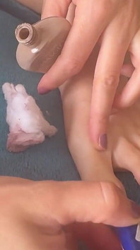 Femeia vine de la baie, își pune lenjeria intimă și își vopsește unghiile de la picioare, ceea ce o excită și ajunge să se masturbeze