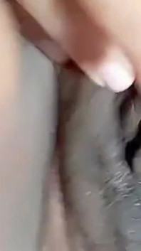 自慰我毛茸茸的阴户！感觉真好，我高潮了！