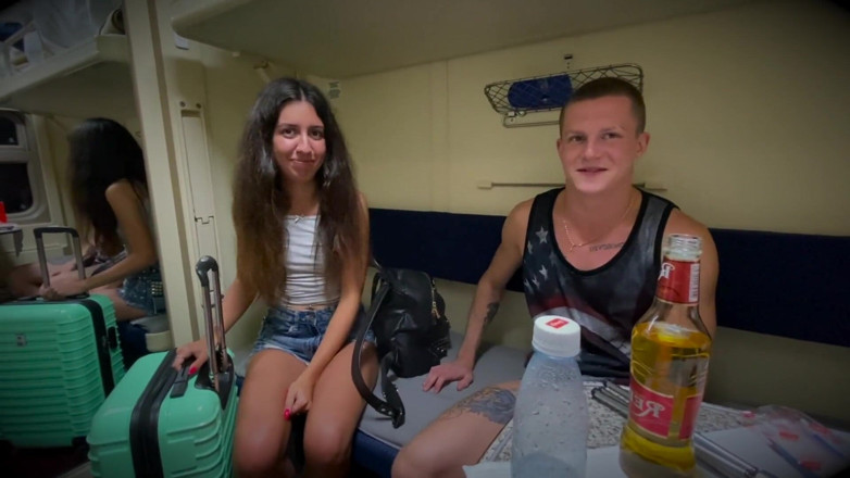 Falcon Al straight porn: Dva chlapi šukají spolucestující v kabině vlaku a silně jí vyvrcholí...