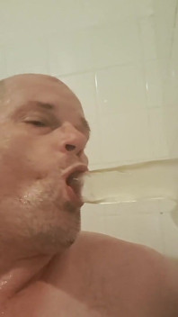 Primeiro treino com dildo para o bumbum, depois treino com dildo para a garganta da vadia