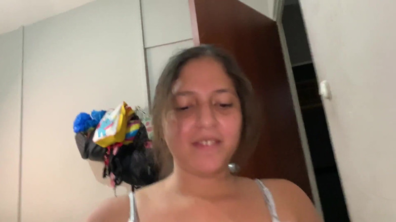 Gordo fuck: Hermanastra mueve su culo en mis piernas y se sienta...