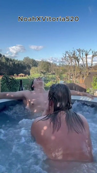 Venkovní sex se sexy blonďatou milfkou ve vířivce - jacuzzi