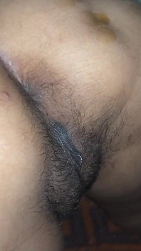 Indiancă bhabhi sexy lasă Arpita cu ulei pe pizda ei într-un mod extraordinar