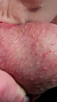 Succhia le palle e gioca con il prepuzio fino a quando non mi viene in bocca
