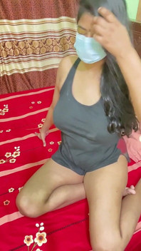 セクシーな女の子は、ベッドの上で乱雑なオーガズムに自分自身をこすりつけながら大声で喘ぎます!