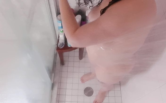 Always Fun No Pants: MILF hotwife in der dusche vor dem date