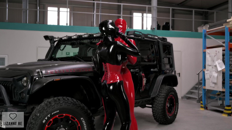 Lizanne: 2 ragazze un auto
