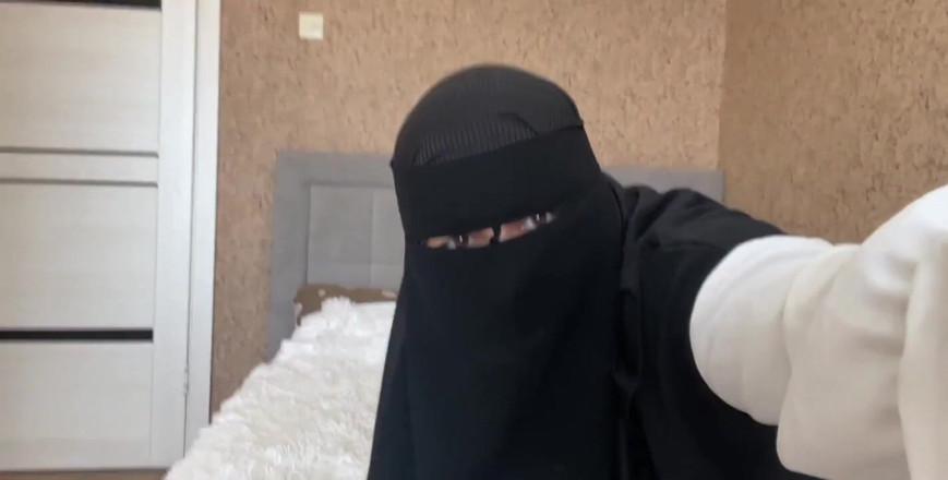 Lux Eva: Árabe milf en medias transparentes se masturba el coño