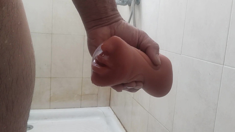 Silkybear143: 坚硬漂亮的鸡巴在洗澡时变得饥渴