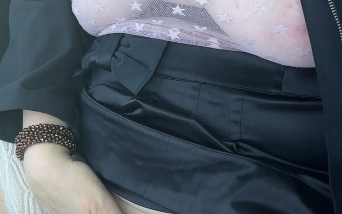 Lady Oups: 公の場でのパンティなしのマイクロサテンスカートと透けたピンクのトップスでの展示