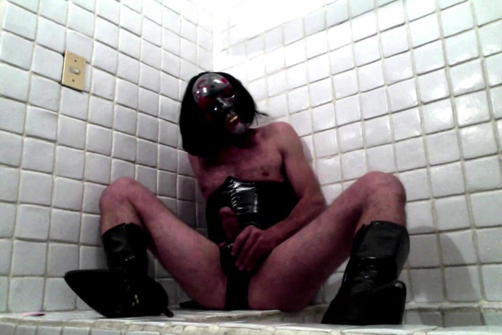 Demon Maniac 33: Sissy mascherata di lattice in corsetto sborra in bagno