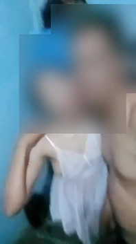 Die Frau eines Nachbarn hat Schwierigkeiten, sich die Haare schneiden zu lassen