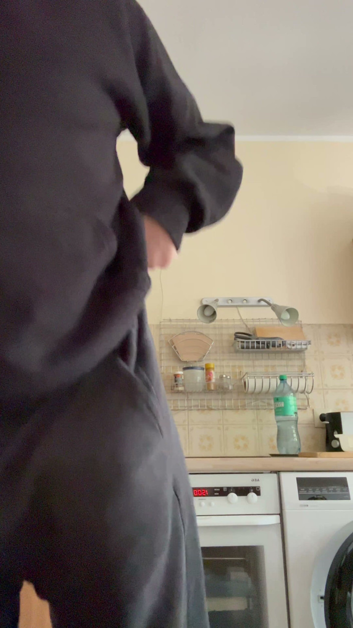 Kamil-Mila: Naked and Handjob in the Kitchen with Full Cum Load