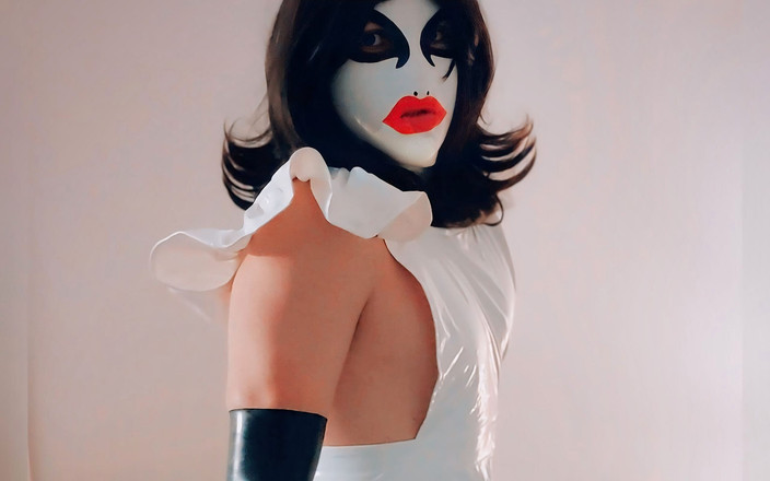 Gabi92: Латексна сіссі покоївка