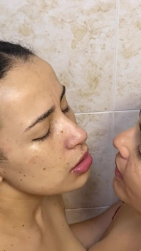 Aksi hot lesbian yang lagi asik ciuman air liur dan ludah sampai ludah berkali-kali