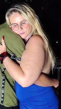 Une belle-mère dévergondée punit son beau-fils et lui fait apprendre le sexe