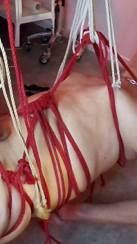 Pani Akantus Związuje Niewolnicę Sissy Shibari Bicz Wiesza Jądra I Sutki
